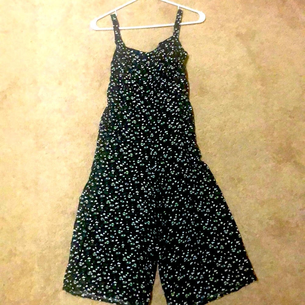 A black daisy printed Capri romper